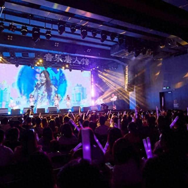 TVB视后台风天广州开唱，CP搭档陈展鹏现身，送花送蛋糕感动到哭