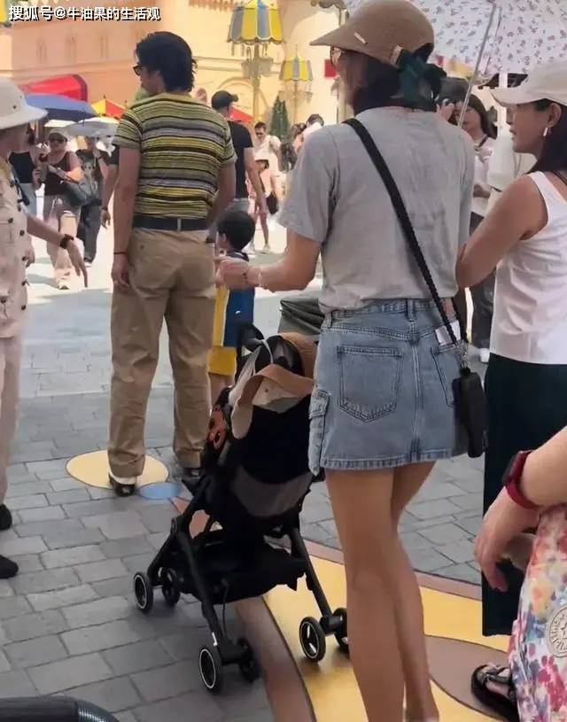 原创            林志玲一家三口游环球影城，扎双麻花辫似少女，儿子颜值高像妈妈