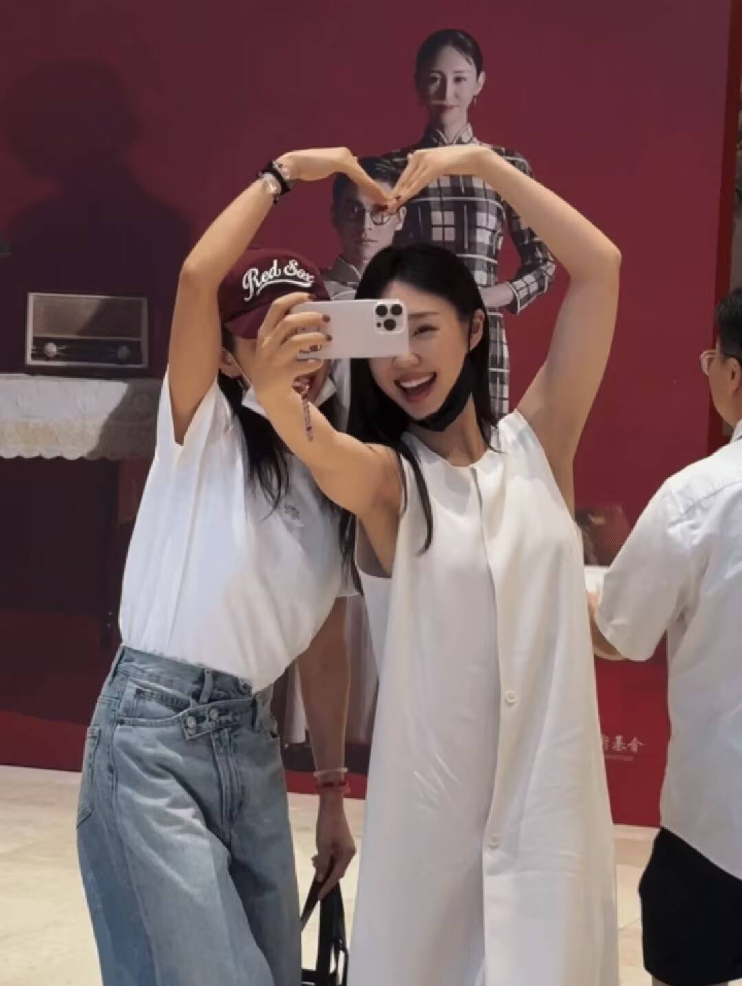 李冰冰管乐手挽手看舞剧 全程贴贴比心自拍关系好