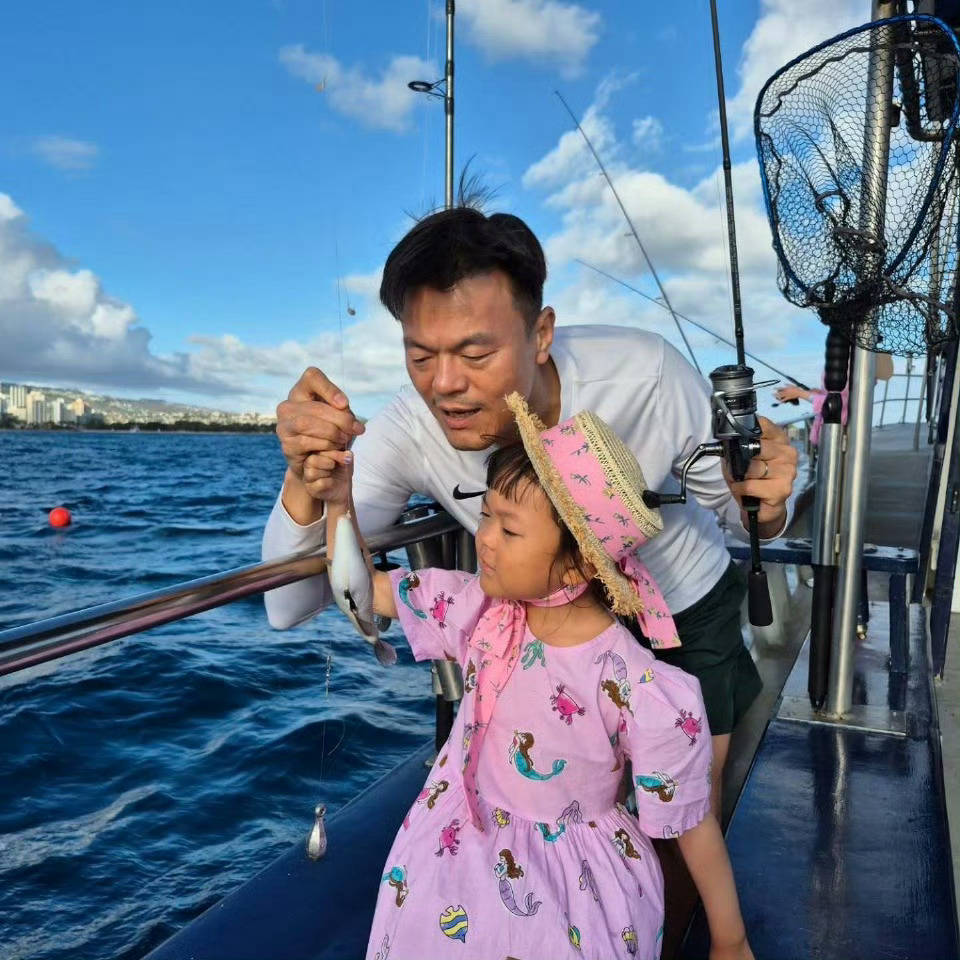 JYP晒出和女儿的游轮合照 父女俩长得一模一样