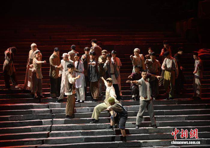 海外华文媒体欣赏《重庆·1949》舞台剧 感受艺术与科技融合的视听盛宴