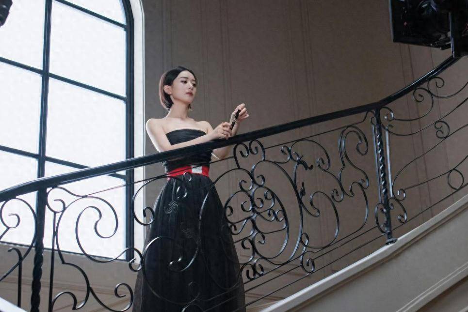 原创            离婚4年，赵丽颖再次官宣好消息，撕碎了冯绍峰所剩无几的体面