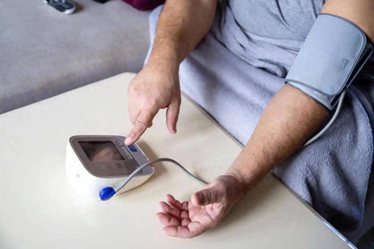 高血压中风的人越来越多？再三劝告：天热宁可多喝水也别做5事