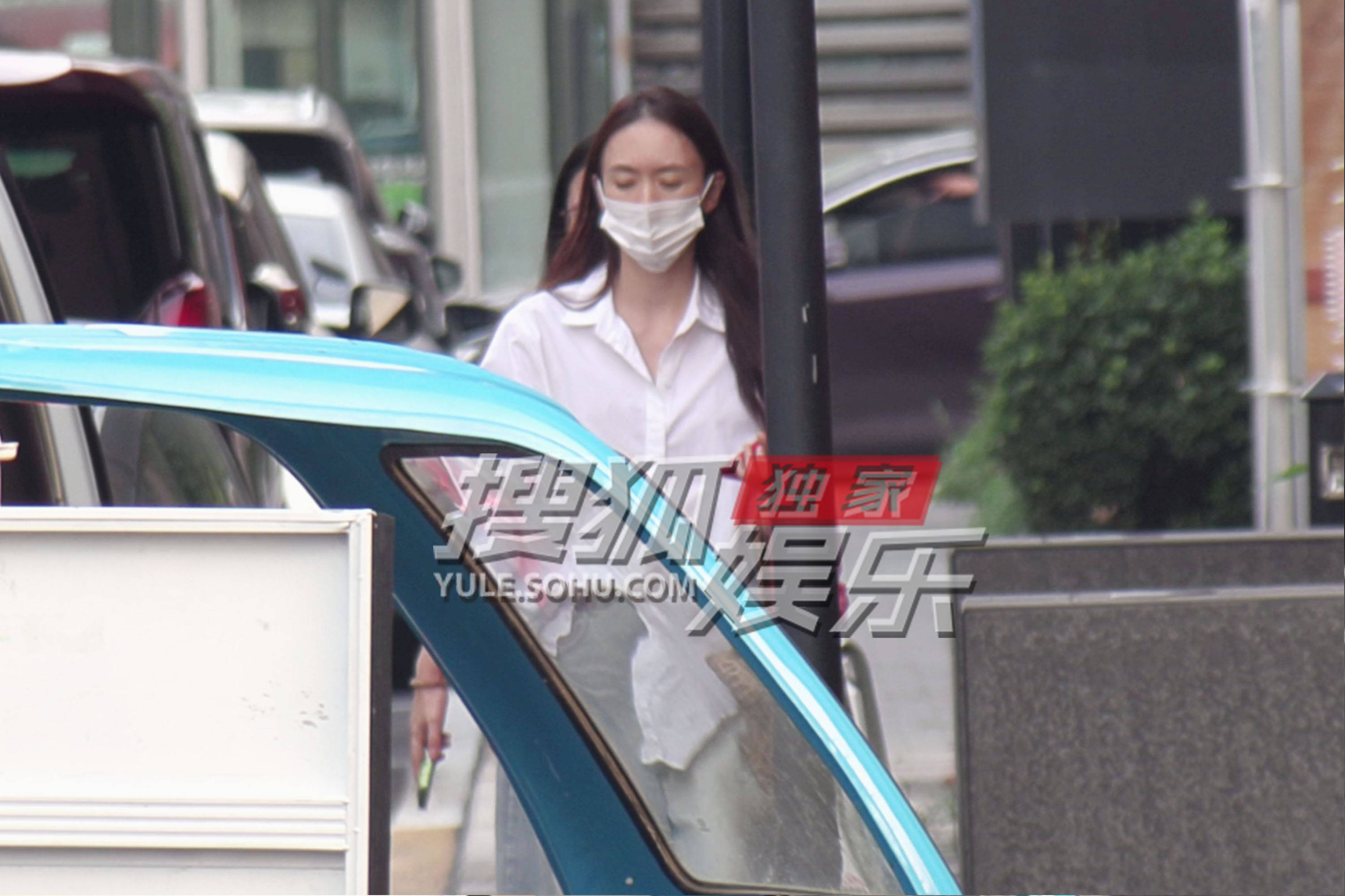 童瑶艺术区结束工作 素颜出街被阳光晃得直皱眉头