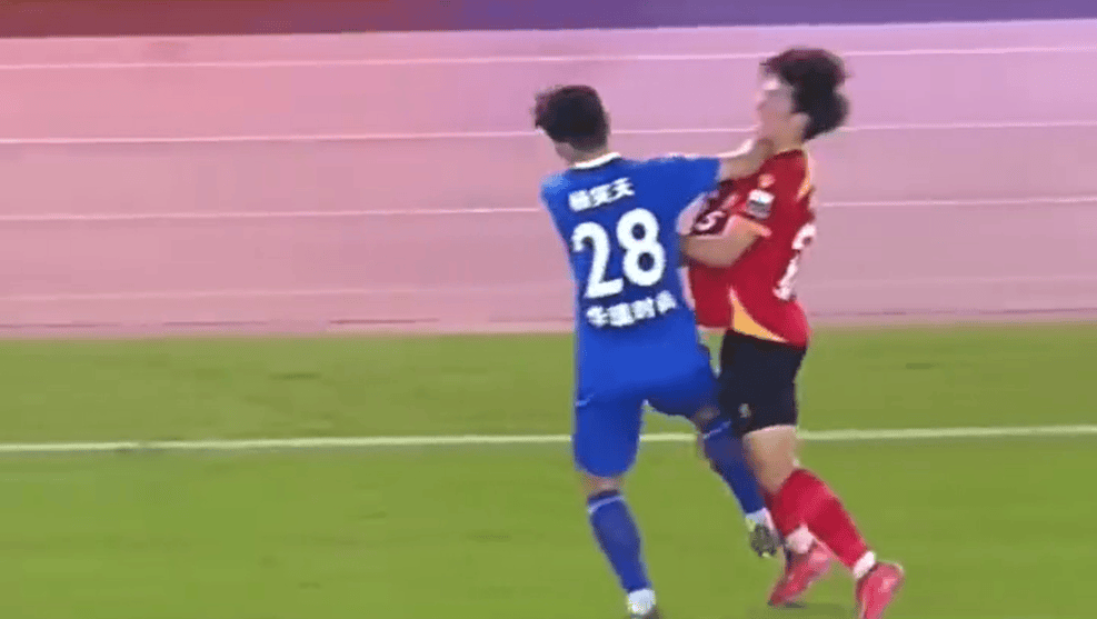 “苏超”开出罚单：南京队球员杨笑天因不文明动作被停赛1场