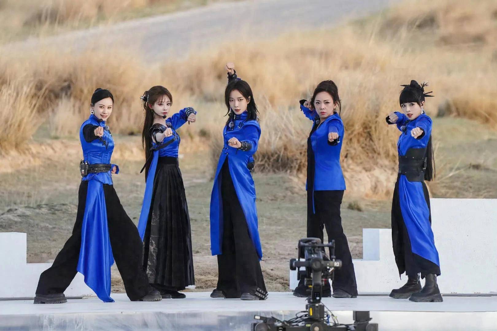 原创            浪姐决赛助阵嘉宾引发争议！吴宣仪首当其冲，粉丝管太多了？