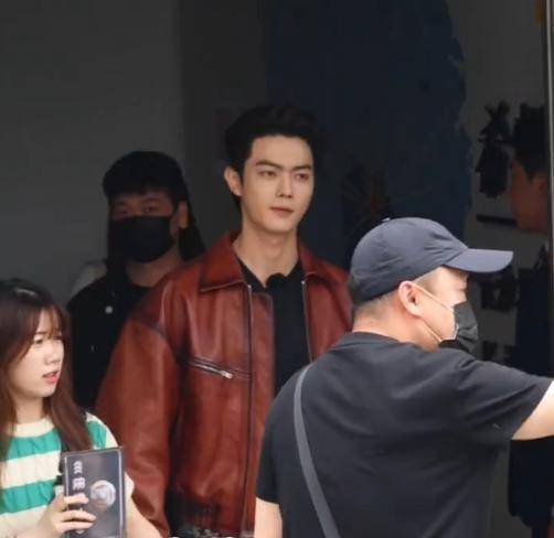 原创            《密逃》聚会，杨幂脸肿像发面馒头，许凯好油腻，周笔畅蓝发抢镜