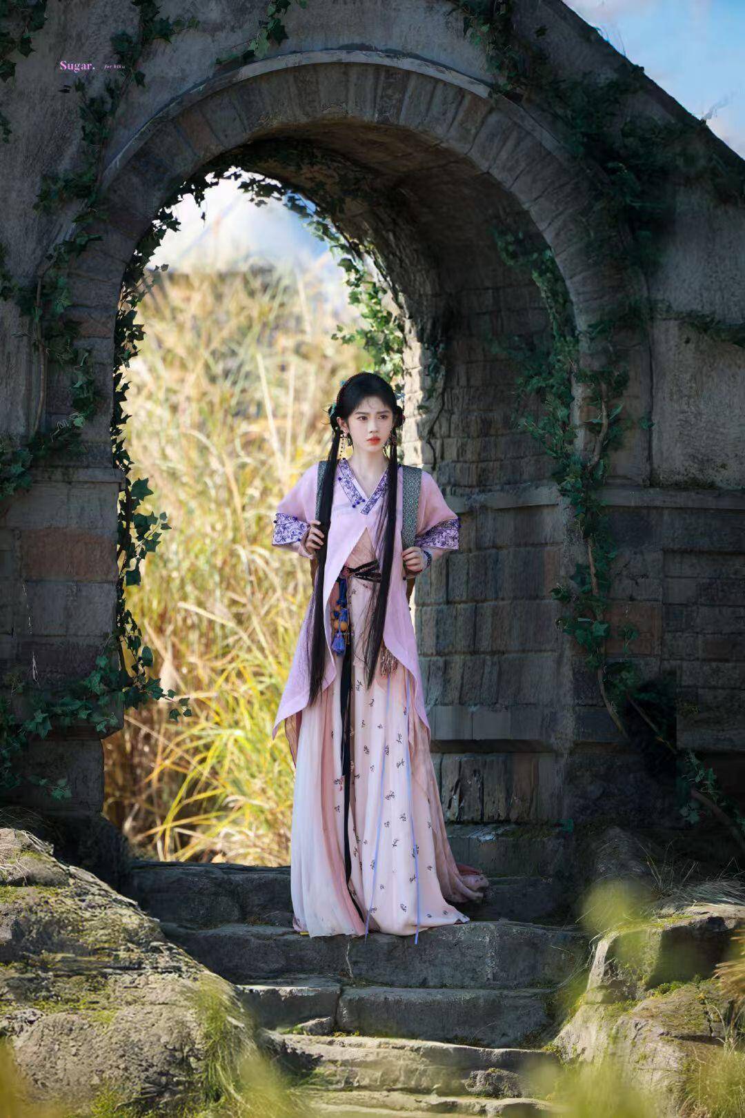 鞠婧祎穿新中式古风襦裙清冷迷人 背着书箱表情灵动活泼