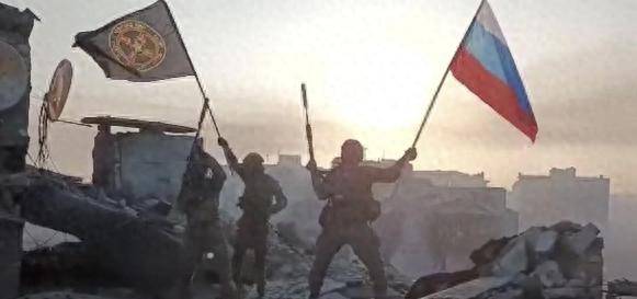 原创            俄军敢死队突入红军城，乌军被打得手忙脚乱，泽连斯基面临“逼宫”局面