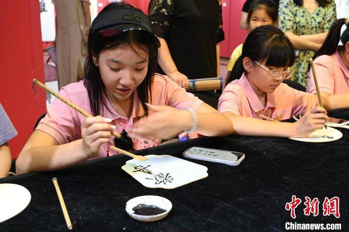 华裔青少年在内蒙古学习书法