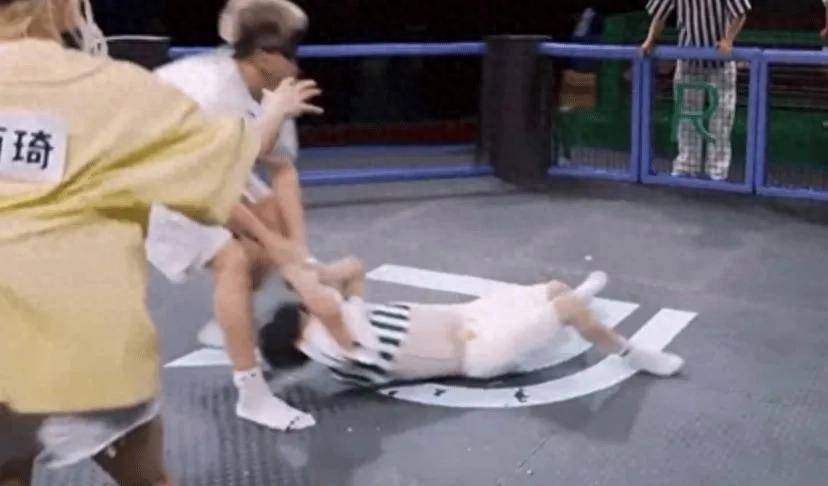 原创            周深被拖行10秒！节目组竟称‘节目效果