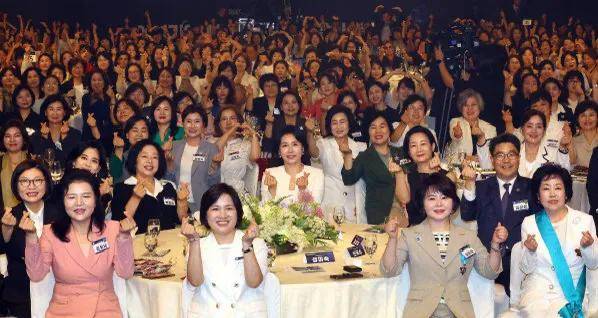 原创            三星长公主与韩国第一夫人同台了！李富真态度谦和，俩人很聊得来