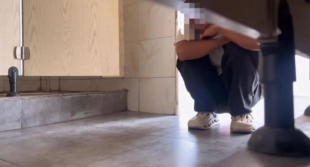 河南一女子在公厕被流浪汉偷窥，当事人称已解决，当地回应：系精神病患者