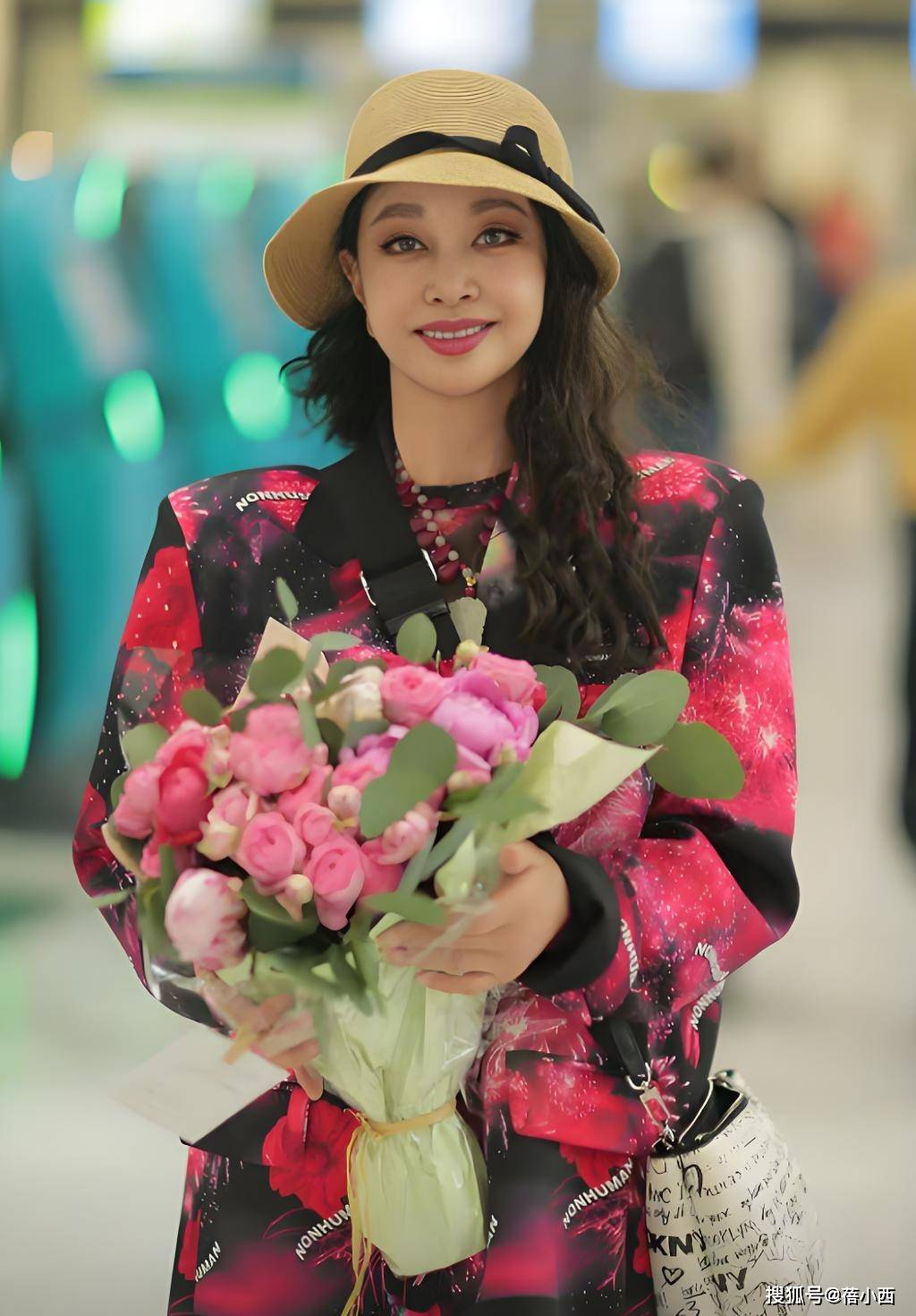 原创            74岁刘晓庆新烫了卷发年轻30岁，穿西装+小黑裤，美得像换了个人