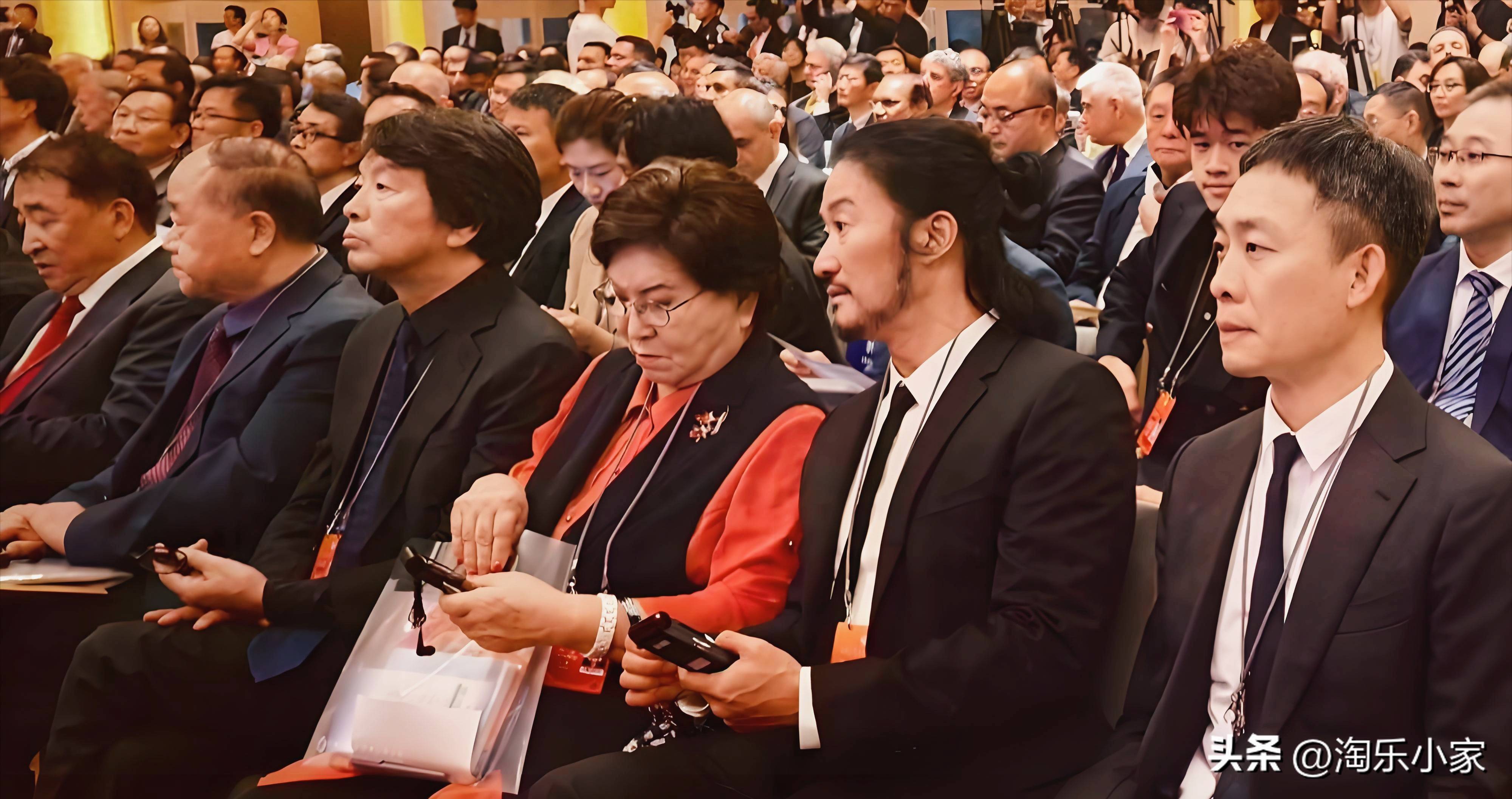 原创            镜头卸妆！全球大会生图暴击：吴京胡子返祖，宋佳发际线失守！