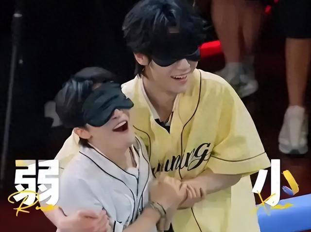 周深发文回应被拖拽，《奔跑吧》评论区沦陷网友建议停播