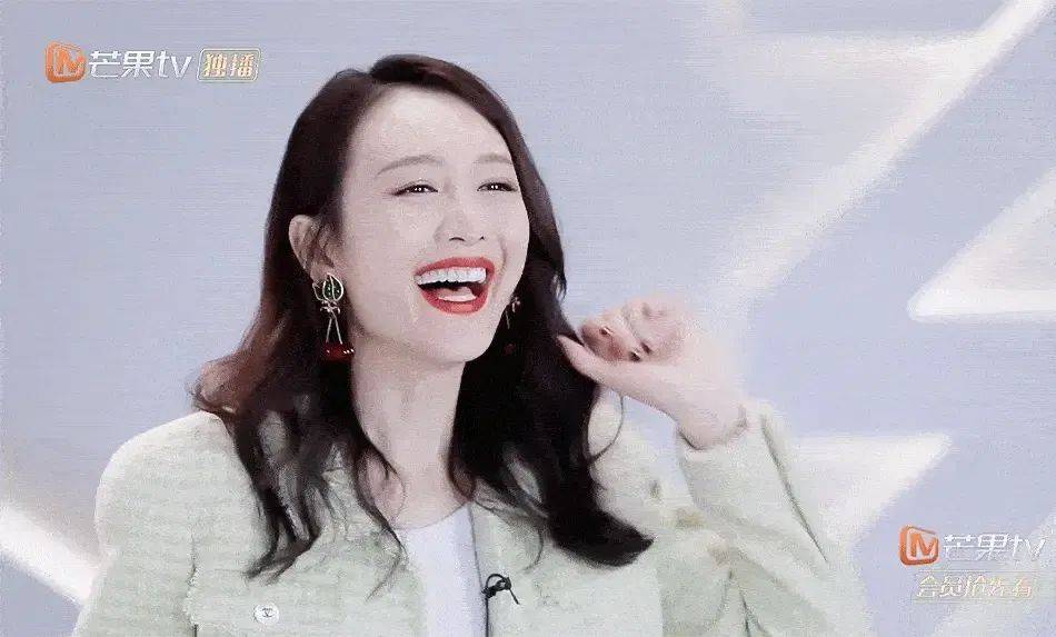 原创            王鸥低调现身何九华话剧现场，引发恋情猜测！