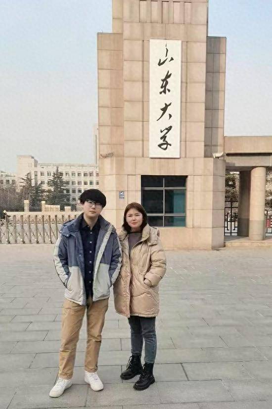 原创            山东00后男孩小睿去世，643分考入山东大学，妈妈曝是失恋所致