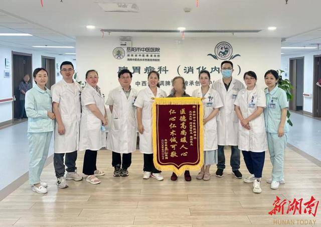 古稀老人赠锦旗 医患情深暖人心