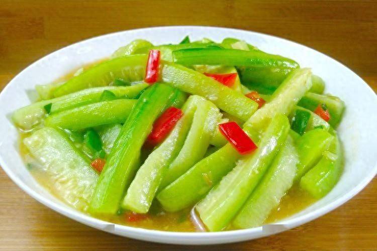 丝瓜再次被关注！调查发现：常吃丝瓜的糖尿病人，能获得3大改善