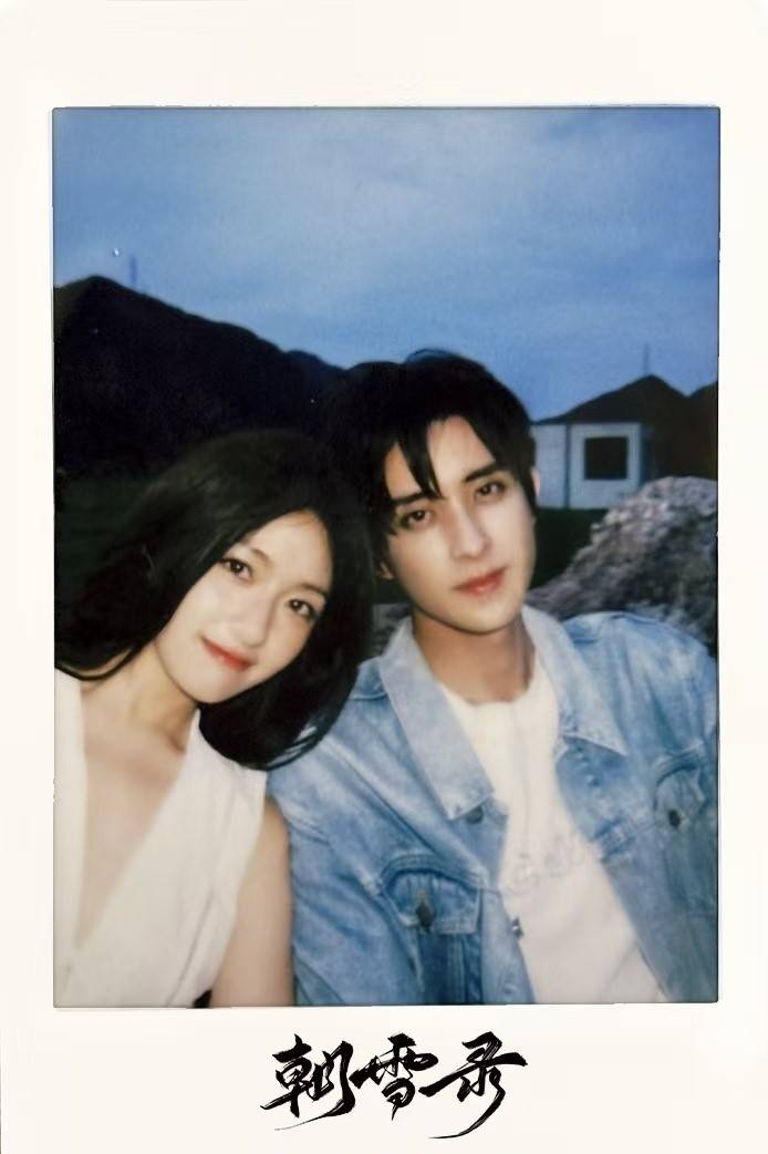 李兰迪敖瑞鹏晒双人拍立得 甜蜜依偎氛围感十足