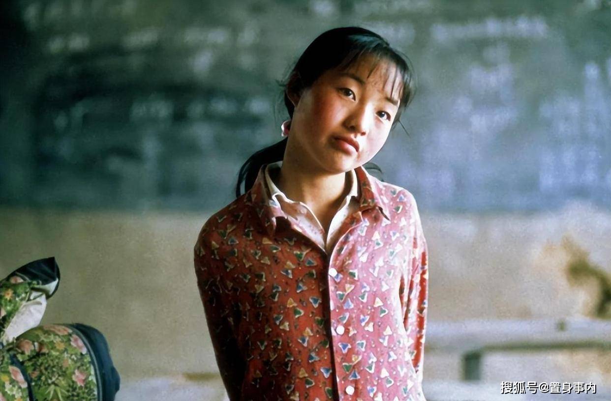 原创            24年前张艺谋劝退回家喂猪的小女孩，如今她过得咋样了？