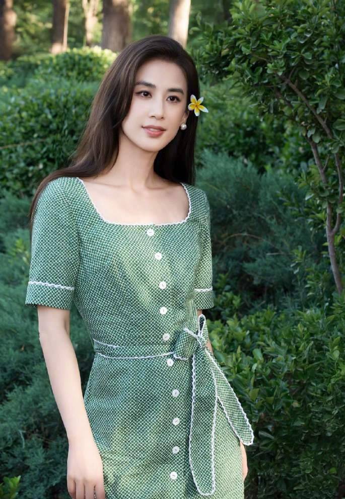 黄圣依绿色波点连衣裙复古森系 头戴鲜花高贵优雅