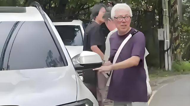 58岁歌手张宇病后满头银发身形消瘦引担忧，经纪人回应