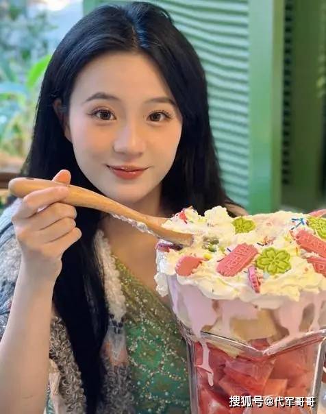 原创            从“甜妹”到“恰烂钱”，网红小鱼海棠被曝“塌房”？