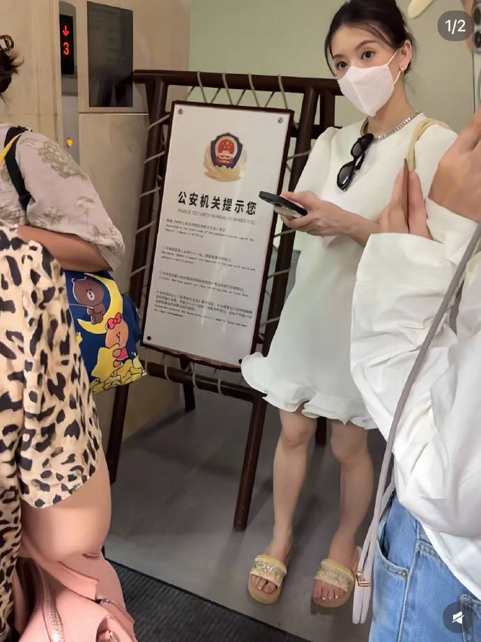 方媛三胎孕肚明显 穿民族传统服饰状态好