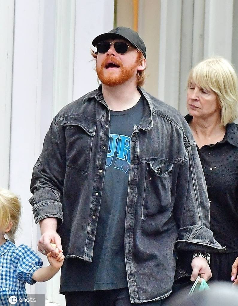 鲁伯特·格林特和家人现身街头 享受悠闲轻松的一天