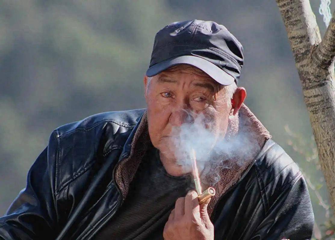 经常抽烟的人，早上若没这4个情况，恭喜你，说明肺部还算健康