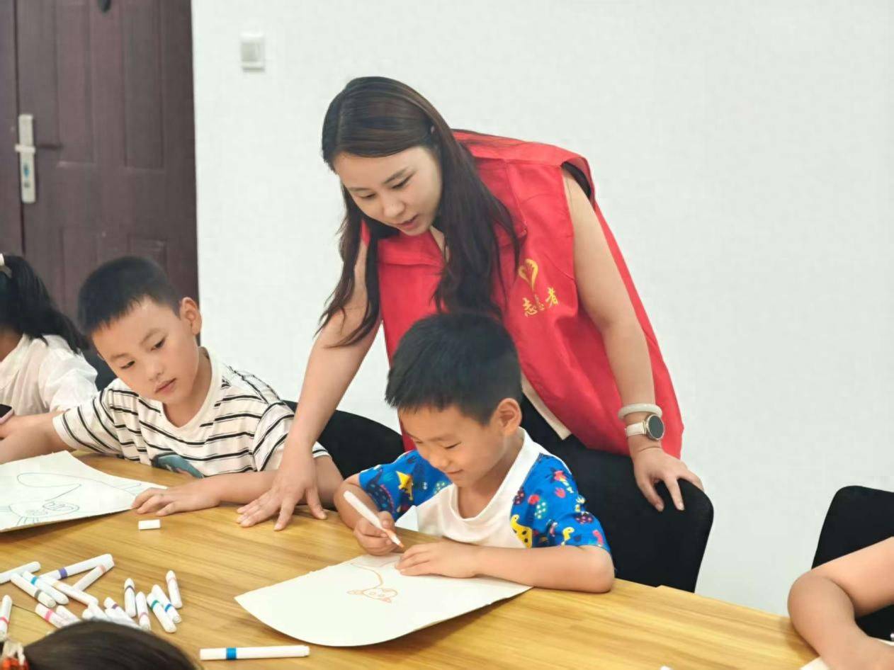 秦都区陈杨寨街道钓鱼台西路社区：绘画润童心 公益伴暑期
