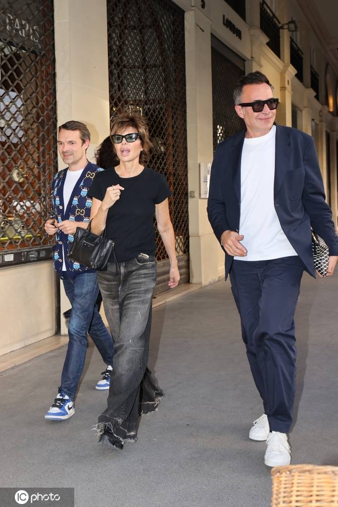 丽莎·林娜黑色T恤+深灰色牛仔阔腿裤+墨镜简约低调