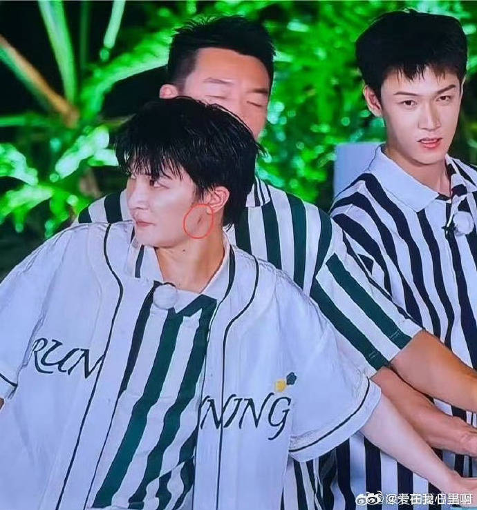 原创            周深录制综艺节目遭嘉宾拖拽