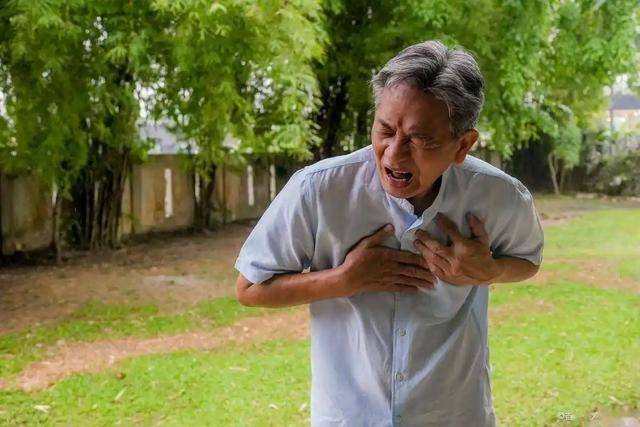 每年300万人因心梗而死！医生警告：天热宁愿喝凉水，也别吃4物