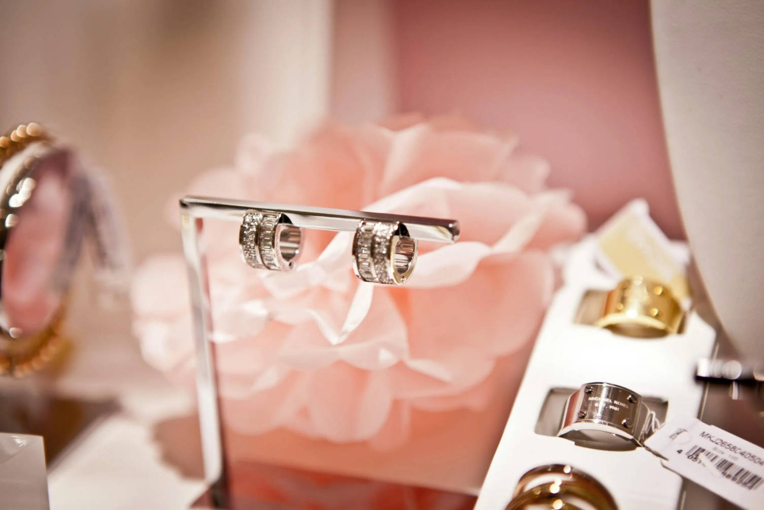 老铺黄金的“平替”也卖爆，售价千元的国产轻奢珠宝走红，门店开进南京德基