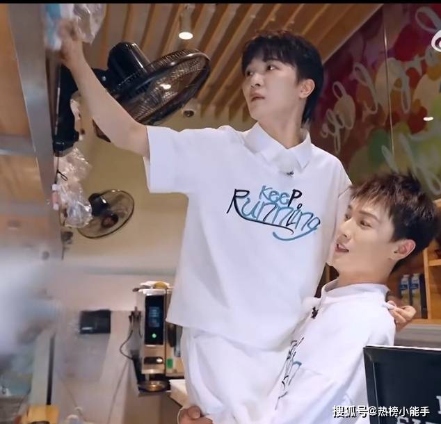 原创            李昀锐的“反重力友谊”：当190cm臂弯托起155cm的天籁