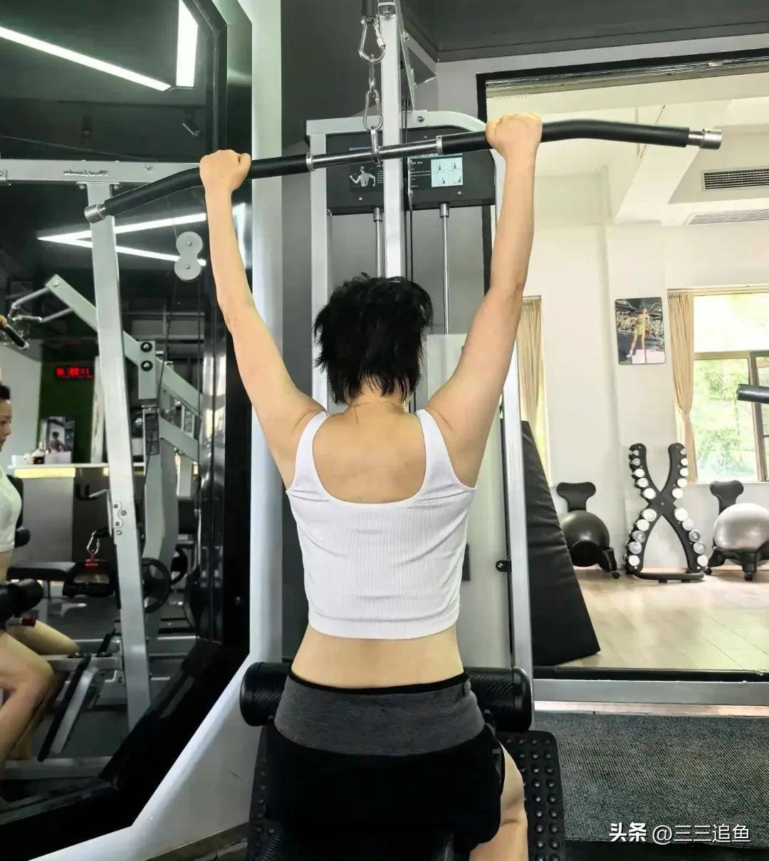 原创            袁立瘦身成功，腰线腿部肌肉显现，素颜依然朴实自然