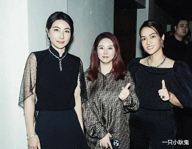 43岁郭晶晶现身珠宝展，佩戴高奢珠宝，展现端庄优雅美感