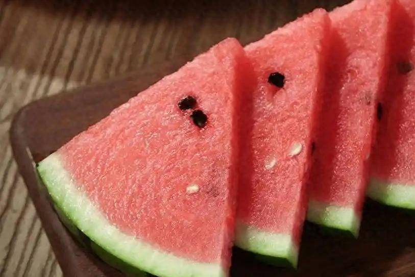 入伏要忌口！提醒：少吃西瓜桃子、多吃这3样，清热败火祛暑