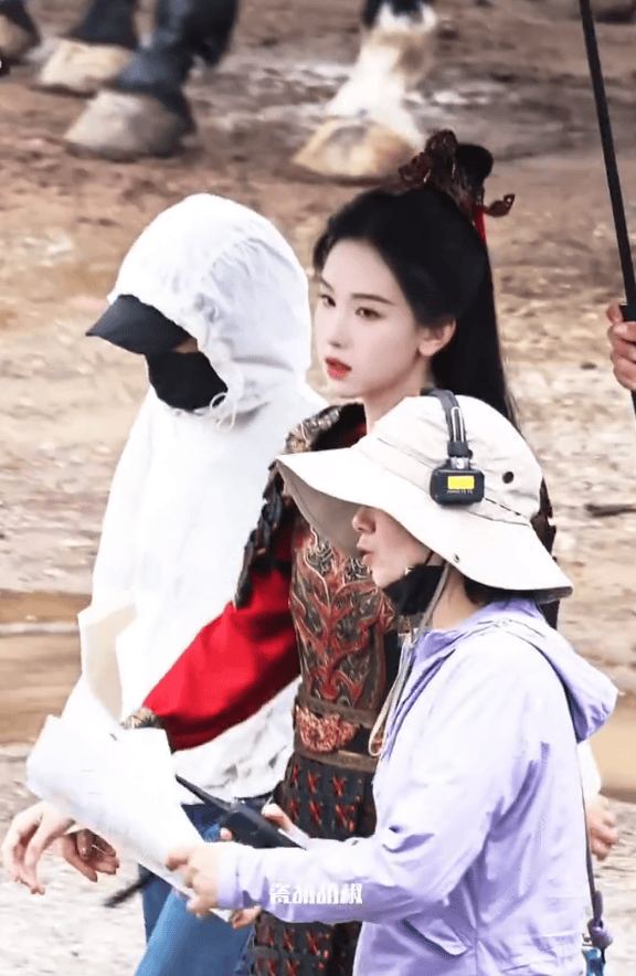 陈都灵穿红色铠甲英姿飒爽 单手骑马又酷又美