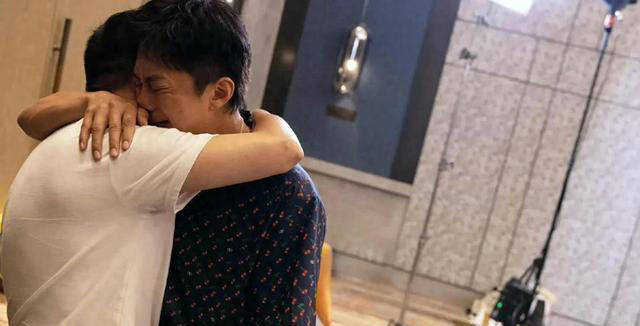 邓超节目上爆哭暴露鹿晗关晓彤分手真相？粉丝扒出证据力证未分手