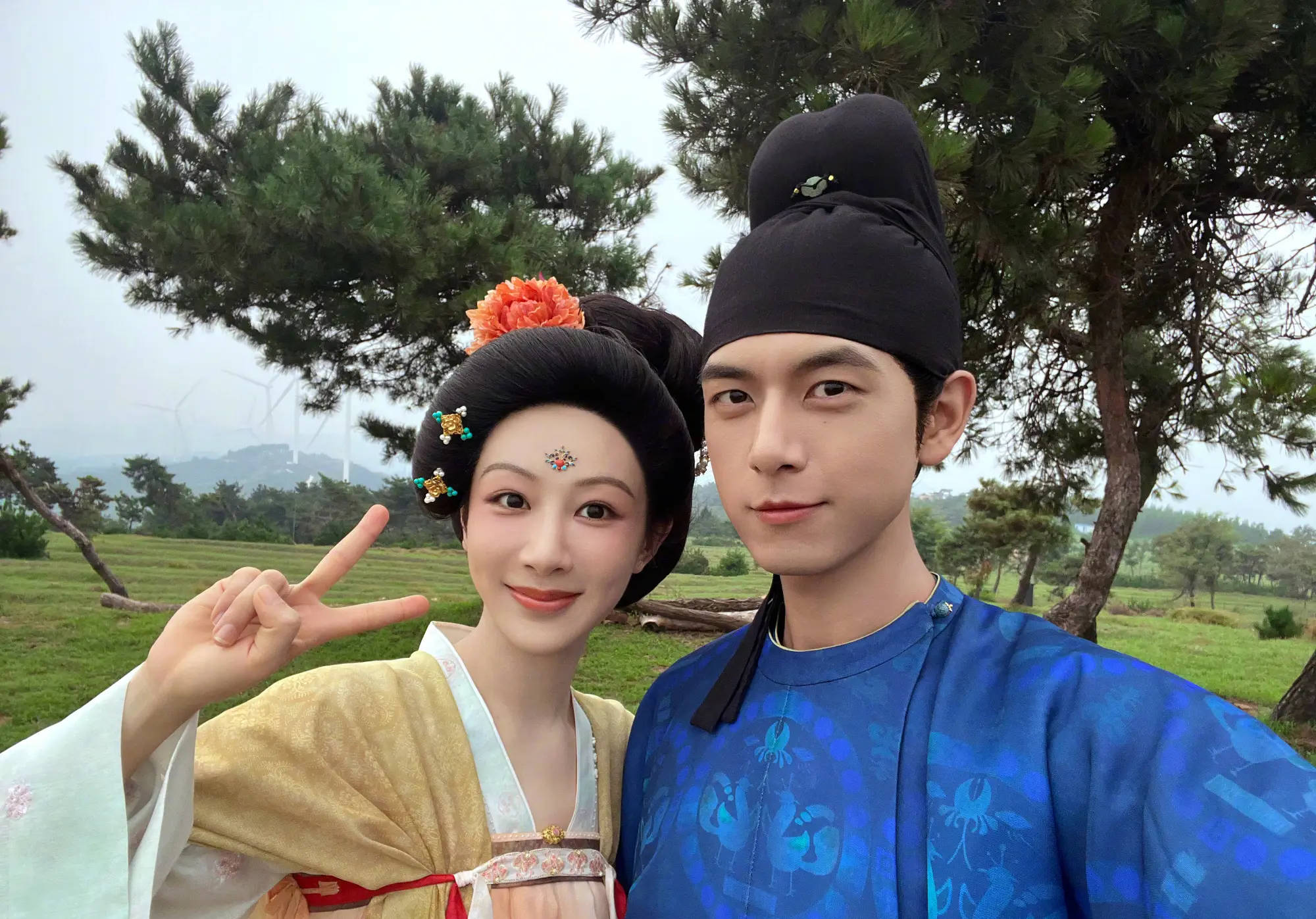 杨紫晒与李现合照告别何惟芳：是最美的牡丹