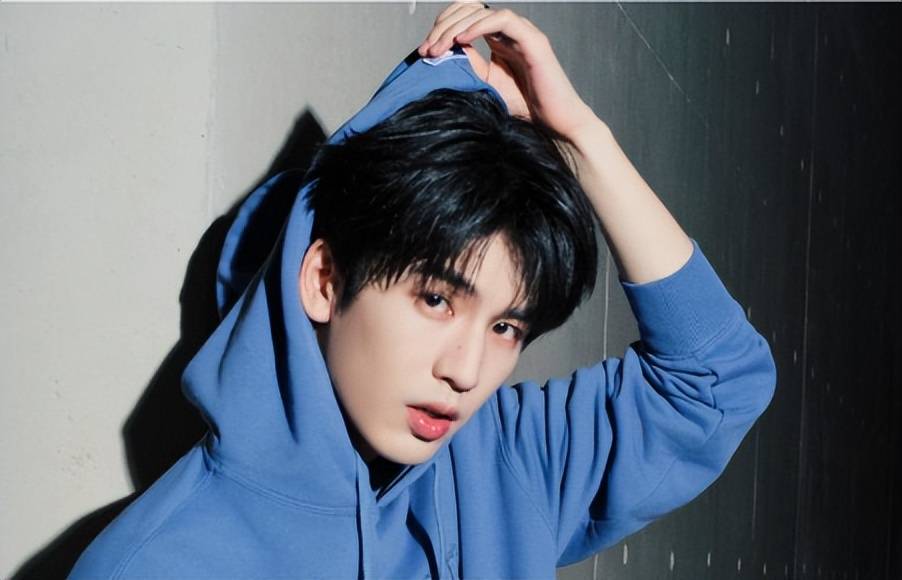 《樱桃琥珀》：“油腻”的年纪还演中学生？张凌赫的新剧让谁尴尬