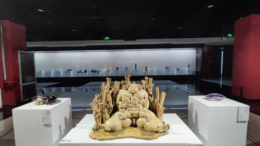 中国花釉陶瓷艺术巡展绽放青城