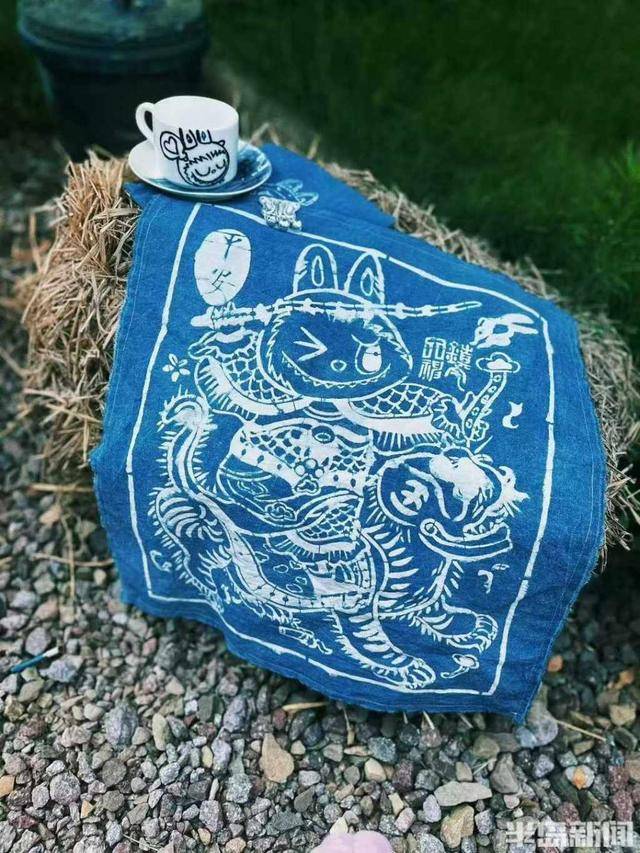 当传统手工遇上网络顶流，碰撞出国风版画布labubu和陶瓷杯