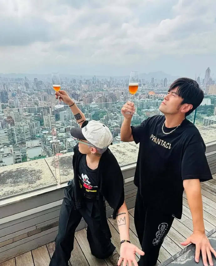 周杰伦晒与权志龙同框合照 两人举杯对饮气氛融洽
