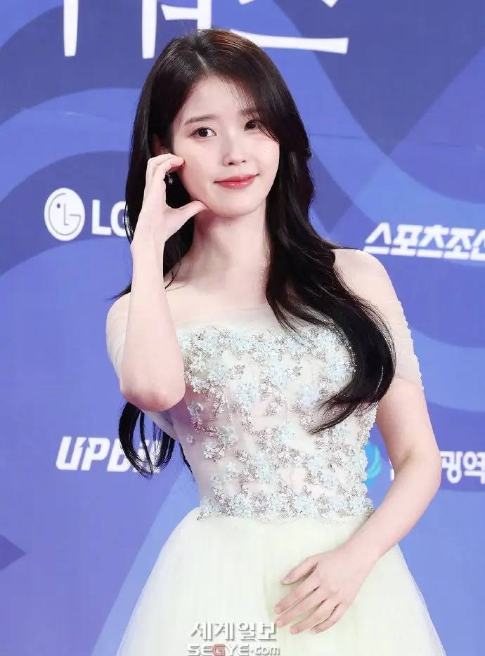 IU林允儿李惠利亮相青龙电视剧大赏红毯 朴宝剑帅气十足