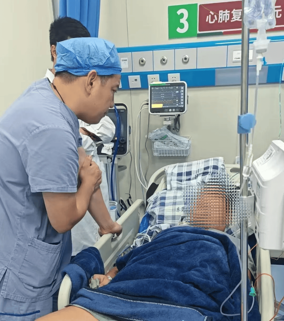 “先救命，没钱我出！”38岁男子病情凶险却说“死了就死了”，医生自掏3万元也要救